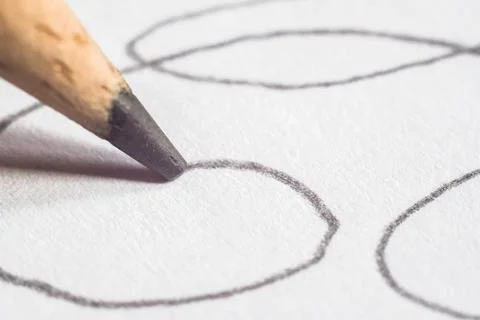 Close-up of a pencil with the tip and graphite mine on paper Stockfoto's
