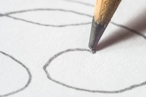Close-up of a pencil with the tip and graphite mine on white paper Stockfoto's