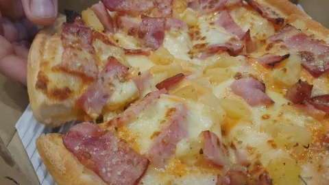 Close-up Of People Hands Taking Slices Pizza from food delivery open box. 스톡 동영상 123228549
