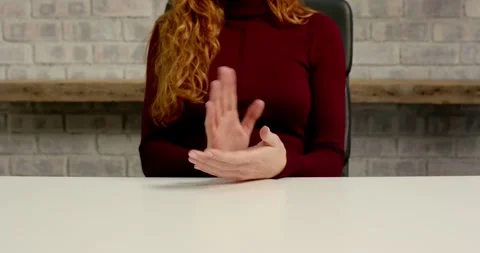 Close up of people talking to the camera, explaining concept, woman gesturing Vidéo 346219504