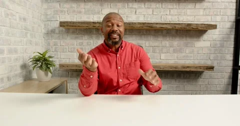Close up of people talking to the camera, explaining, man in red shirt gesturing Vidéo 346295817