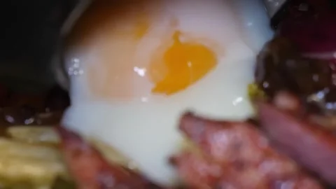 Close-up of a perfectly poached egg with a runny yolk in a fresh, healthy salad Stock-Footage 332815090
