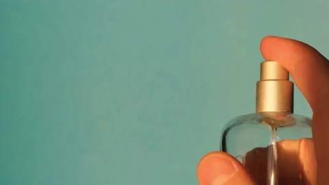 Close up of perfume spray on white background. Macro video of sprinkling of Vídeo Stock 233783027