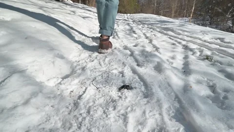 A close-up of a person accidentally dropping their keys while walking in the 库存影片 337101585