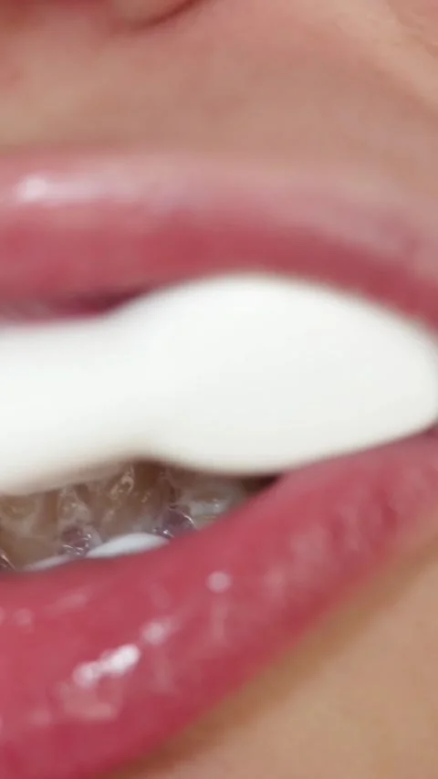 Close up of person brushing teeth with white toothpaste and toothbrush Vidéo 343838148