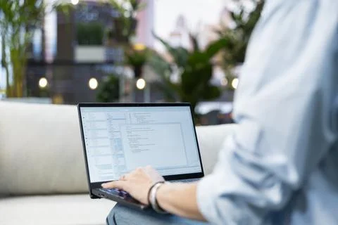 Close up of person displaying source code and development environment Fotos Stock