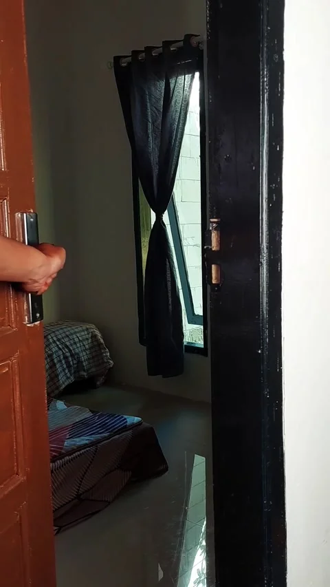 Close up of a person hand pulling and closing a brown wooden bedroom door. 스톡 동영상 348394065