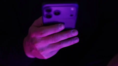 Close-up of person one hand using smartphone and scrolling on mobile screen. Vidéo 336811517