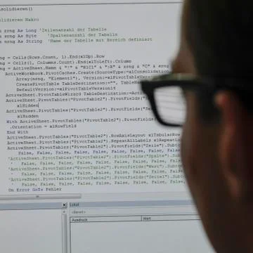 Close-up of person reading programming code on computer screen Foto stock