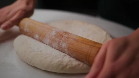 Close-up of person rolling pizza or bread dough Vídeos de archivo 336095868