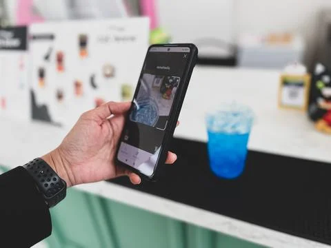 Close-up of a person scanning a QR code on a smartphone to pay Foto stock