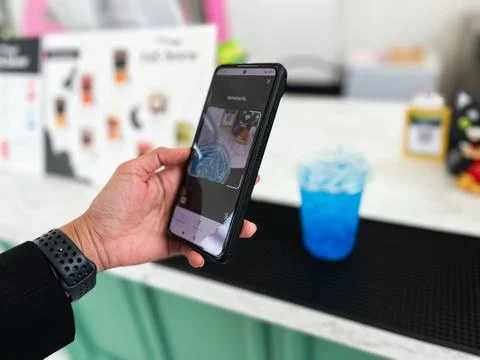 Close-up of a person scanning a QR code on a smartphone to pay Foto stock