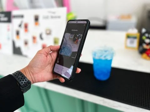 Close-up of a person scanning a QR code on a smartphone to pay Foto stock