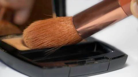 Close-up of person using make-up brush powder  Stock-Fotos