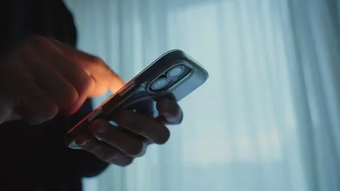Close up of a person using a smartphone at night Vídeos de archivo 339303167