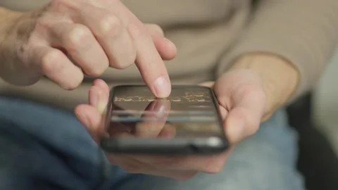 Close up of a person using a smartphone with one hand, focusing on the 库存影片 341032200