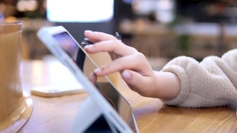 Close-up of person using tablet in cafe 库存影片 340915931