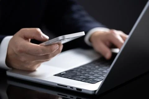 Close-up of a person's hand using a mobile phone for online shopping. Stockfoto's