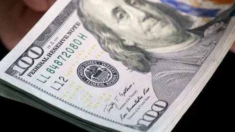 Close up perspective counting US 100 Dollars 動画素材 128113370