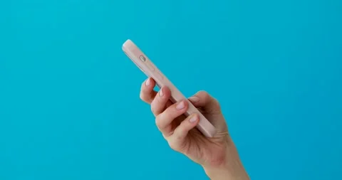 Close-up phone in hand studio side view Vídeos de archivo 150354711