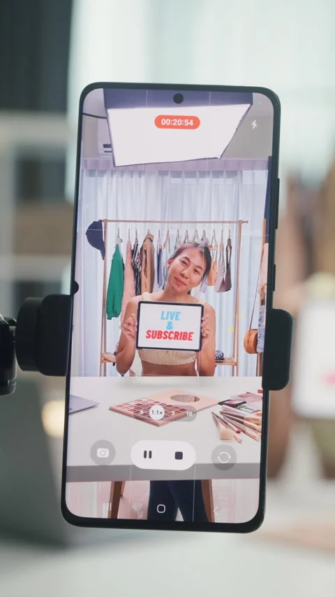 Close-up phone screen record Asia lady vlogger use digital tablet talk follower. 库存影片 344794124