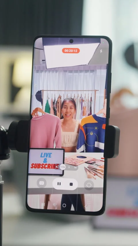 Close-up phone screen record Asia lady vlogger review sweater new collection. 库存影片 344794393