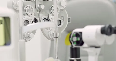 Close up of phoropter, specialized instrument used in eye examinations to Vídeos de archivo 268407564