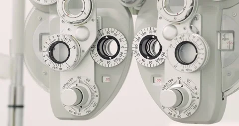 Close up of phoropter, specialized instrument used in eye examinations to Vídeos de archivo 268407808