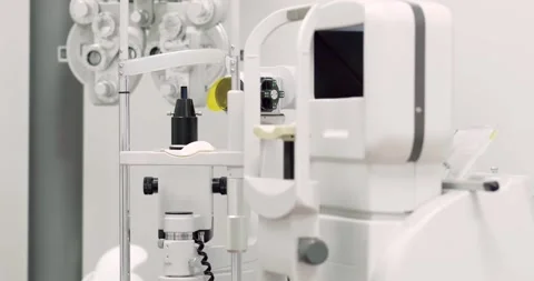 Close up of phoropter, specialized instrument used in eye examinations to Vídeos de archivo 268408745