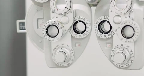 Close up of phoropter, specialized instrument used in eye examinations to Vídeos de archivo 268898927
