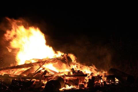 A close-up photo of a bonfire at night Stock-Fotos