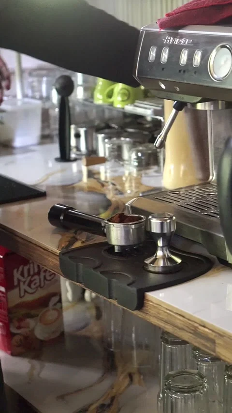 A close-up photo of a professional coffee machine in a cafe, showing the process 库存影片 334170208