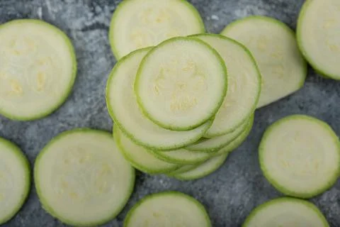 Close up photo of stack of zucchini slices Foto stock