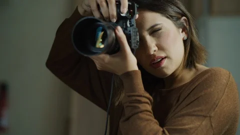 Close up of photographer holding camera and talking / Cedar Hills, Utah, United Vídeo Stock 106943502