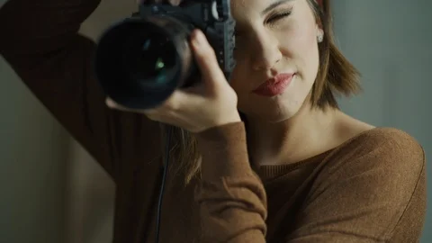 Close up of photographer holding camera and talking / Cedar Hills, Utah, United Vídeo Stock 106943533