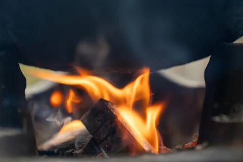 Close-up photography capturing the mesmerizing flames in firewood Foto stock