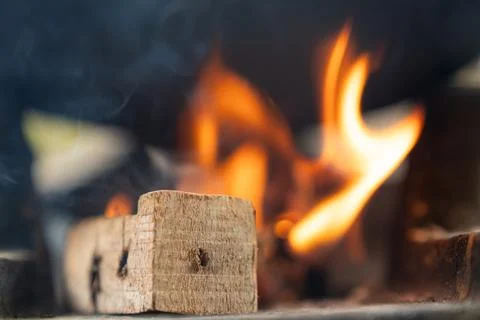 Close-up photography capturing the mesmerizing flames in firewood Foto stock