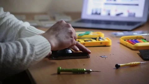 Close-up photos showing process of mobile phone repair, changing the screen Vidéo 70139385