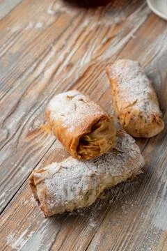 Close up of phyllo apple strudel with nuts and cinnamon Foto stock