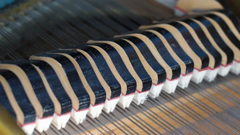 Close-up Piano hammers quickly strike the strings with their hammers inside.. 스톡 동영상 235777031