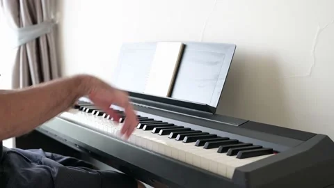 Close up piano hands Stockbeeldmateriaal 164729609