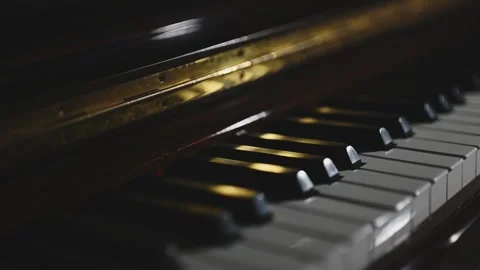 Close Up Piano Keys with Reflections and Flickering Light Vídeos de archivo 345089761