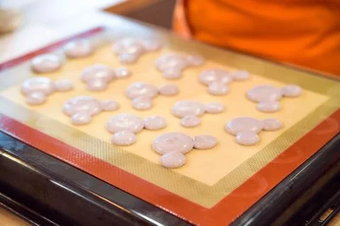 Close up pink macroons on baking dish Foto stock