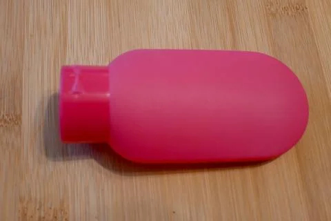 Close-up of a pink refillable shower bottle for travel, symbolizing sustainabili Fotos Stock