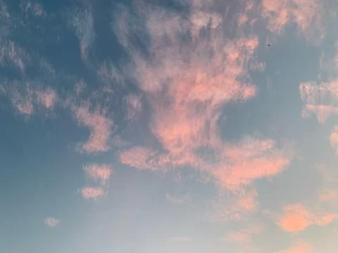 Close Up Pink Sunset Clouds Above Jakarta Stock-Fotos