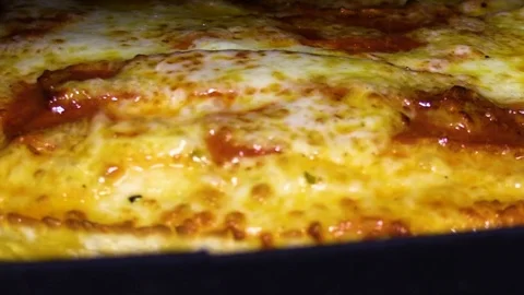 Close up Pizza baking in oven Vidéo 105983091