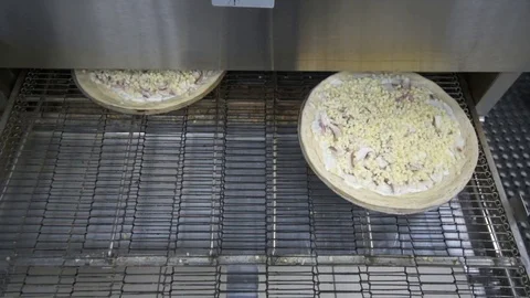 Close up of pizzas in the oven Vídeos de archivo 121518950