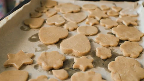 Close-up of placing raw ginger cookies on tray 스톡 동영상 321952792