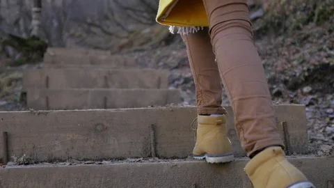 Close plan, a woman climbs the steps of a forest path 스톡 동영상 102605385