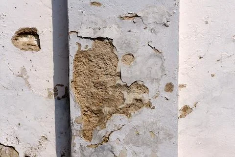 Close-up: plaster is peeling off the wall. Foto stock